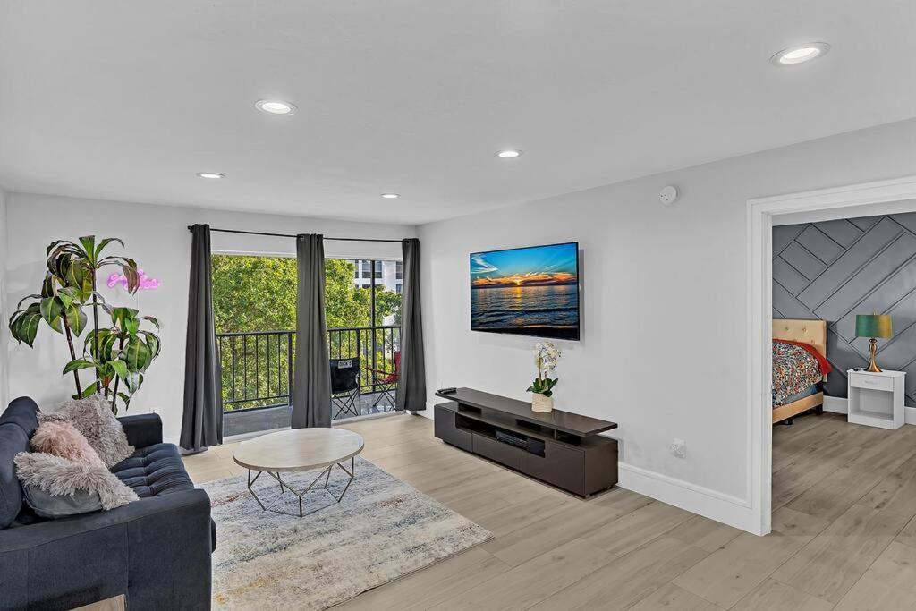 One Bedroom Steps Away From The Beach! Sunny Isles Beach Exteriér fotografie
