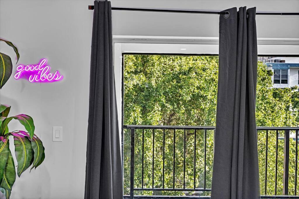 One Bedroom Steps Away From The Beach! Sunny Isles Beach Exteriér fotografie